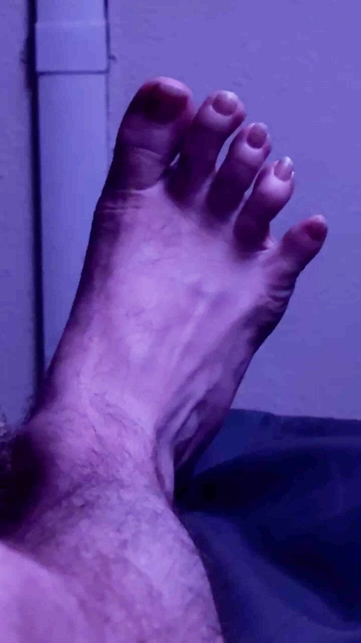 ScottyNaughty69: Para pecinta kaki lagi asik nikmatin kaki! Apa pendapatmu tentang...