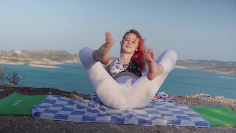 Sheryl X Sinclair: Allenamento dei piedi. Allargo la spaccata. Yoga calmante.