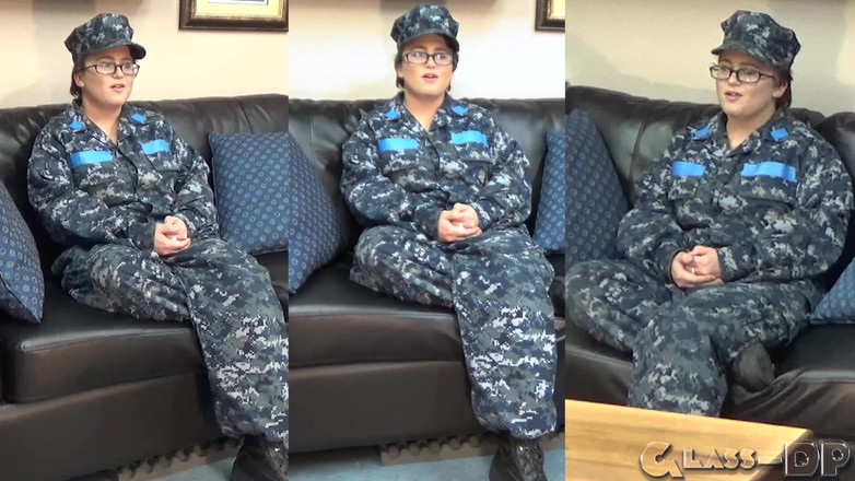 GLASSDP: Questo soldato troia è passato dall'addestramento di base alla succhiacazzi hardcore