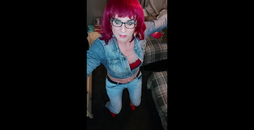 Juniperberi29: Juniper Beri, crossdresser del Reino Unido con jeans y chaqueta