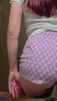 Fată albă excitată cu cur săltăreț în pantaloni scurți Pj VEDERE LA PERSOANA 1