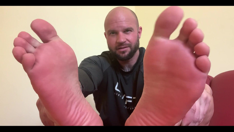 Jasons feet: Me llamas en tu oficina para regañarme