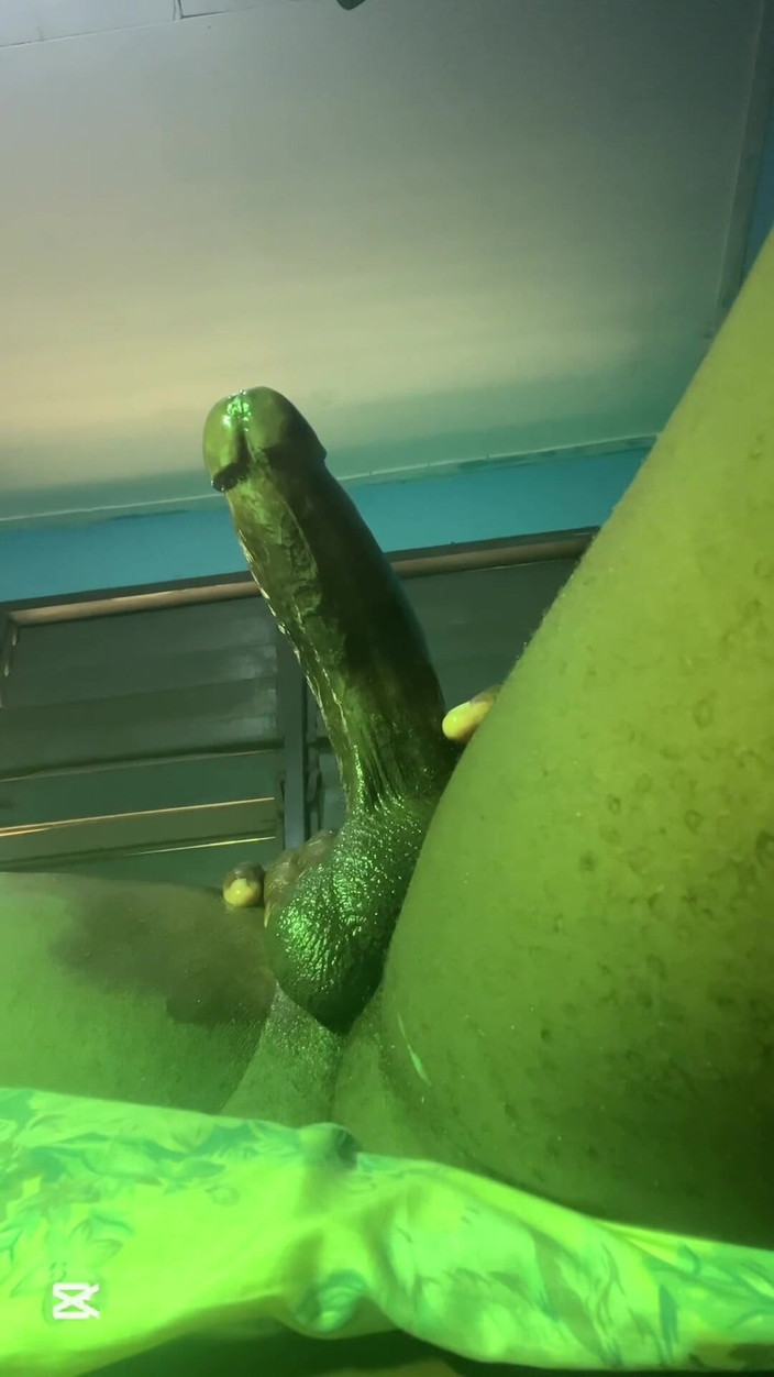 Bbc-godaddy: 在俱乐部自慰后半夜的饥渴家伙大黑屌 第2部分