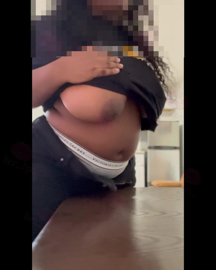 Anye Meshell: Saya krim di atas meja dapur besties saya semasa dia...