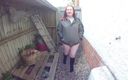 Horny vixen: MILF zeigt ihre dicken titten und ihren arsch in g-string