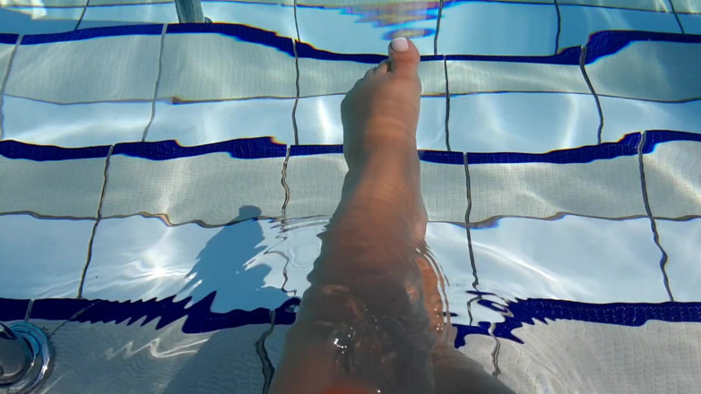 Fetish intimmedia: Foot fetish play in pool