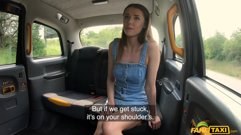 Fake Taxi: Fake taxi - sybil mostra il suo vestito di jeans corto...