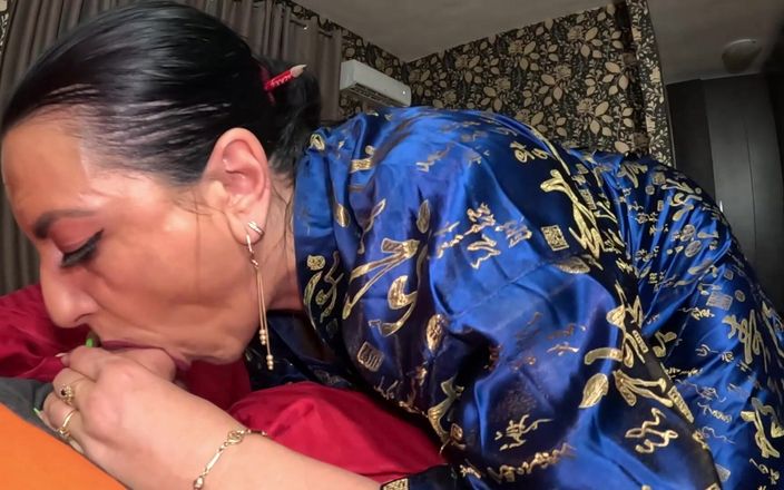 MilfyCalla: कामुक geisha लंड चूसती है और वीर्य के साथ खेलती है 274