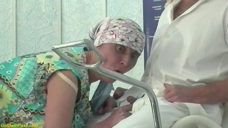 Crazy Old Moms: Bunicuță de 82 de ani futută cu pumnul de doctorul ei