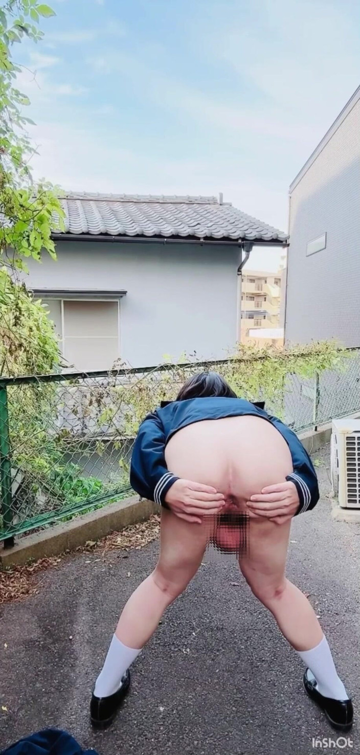 Madoka: 노팬티 세일러 수트 펨보이의 후장 플리킹과 자위