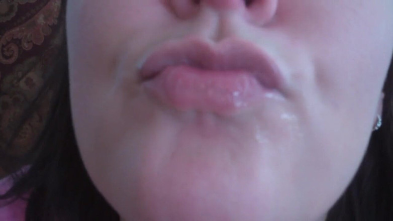 Sexy Amateurz: She is showing her pretty tongue in close up