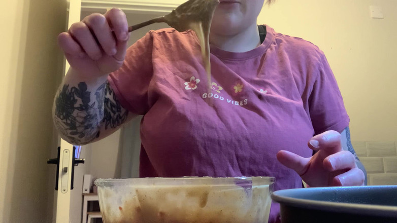 Bigtiddygoth: Zábava při pečení dortu