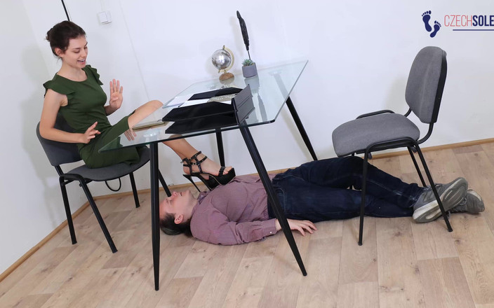 Czech Soles - foot fetish content: 상사에게 발 따먹히는 비서