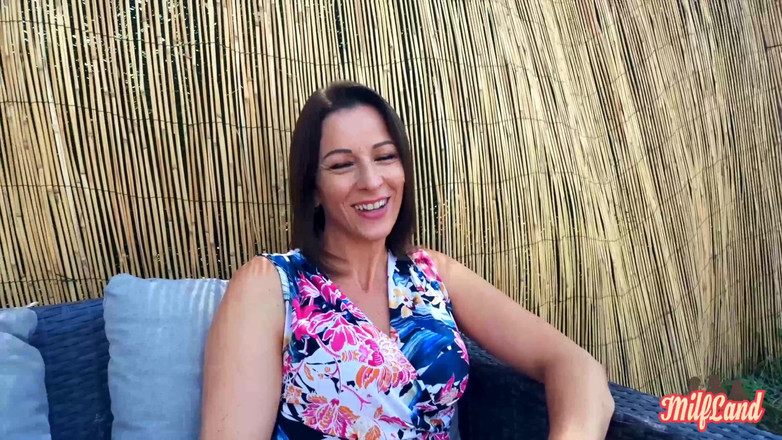 Milf land: Kyara, MILF très coquine, adore se taper de nouveaux mecs,...