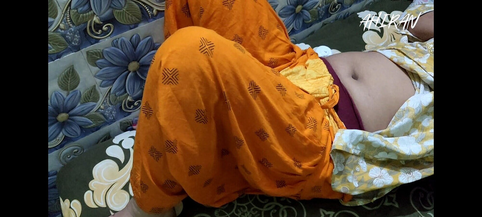 Aahan Ahiran: Kız göbek navi ve göğüslerini gözden geçiriyor. Indian Girl Porn