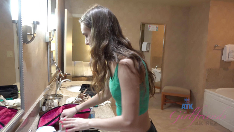 ATK Girlfriends: Percutian maya di Las Vegas dengan Tali Dova comel 1/3