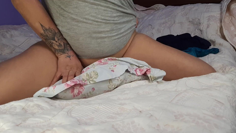 LizAngel: Pussy rub on neighbor's pillow