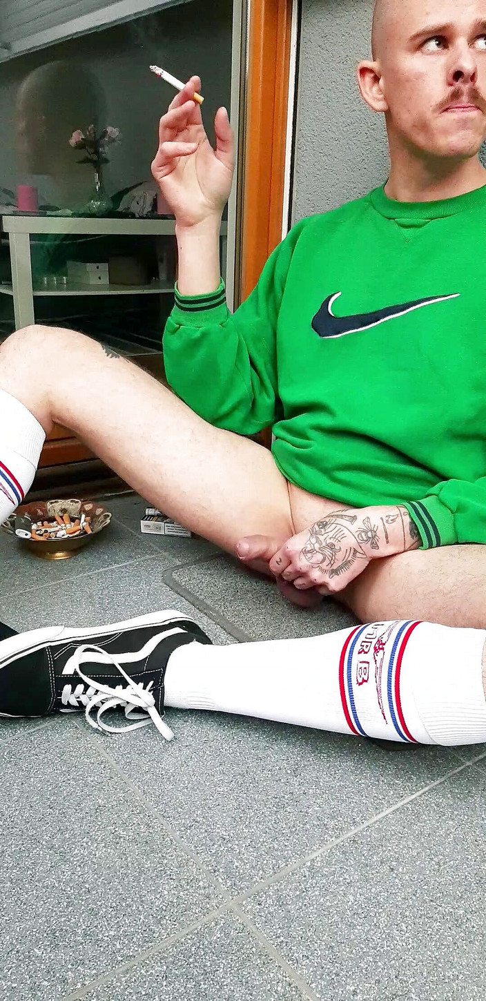 Mykinkypleasure: ベランダでショーツを脱ぐ//タバコを吸う