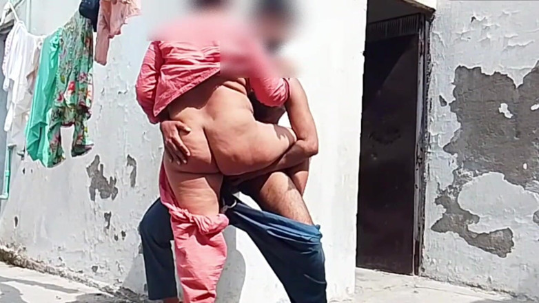 Abida sexy: Rondborstige Desi Indische Bhabhi zuigt pik en wordt geneukt