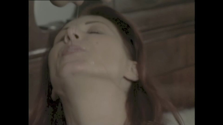 pornitaliangraffiti: Zrzavá s dokonalým tělem si lehne na postel