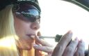 Smoke it bitch: Gabriella Techekan kouří v autě