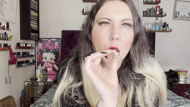 MissFFW: ミス・FFWが連続してタバコを吸う