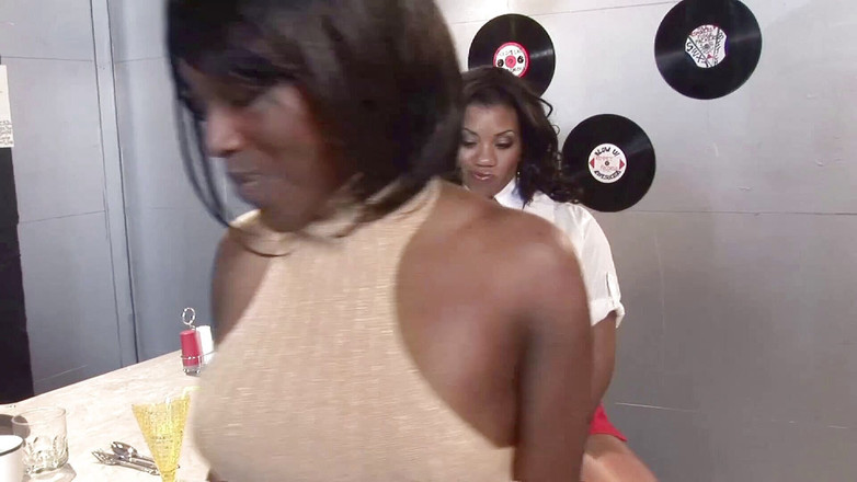 Lesbian Stories: Dragoste pură cu gagici negre fierbinți