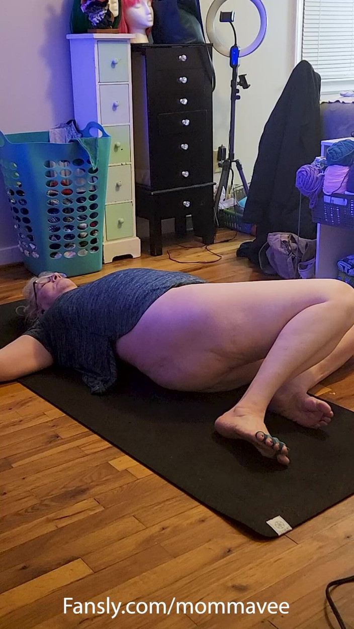 Momma Vee: Poranna joga z gorącą dojrzałą mamuśką!