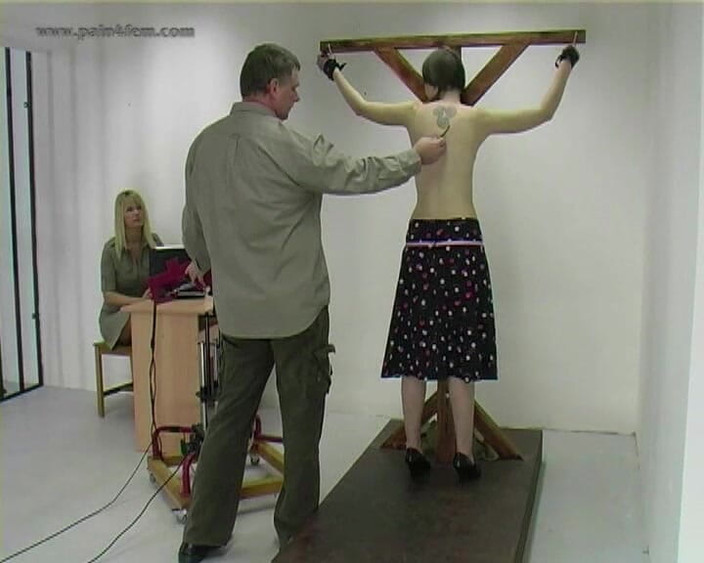 The Spanking Machine: Pandora1 billenkoekmachine - zweepslagen op blote rug