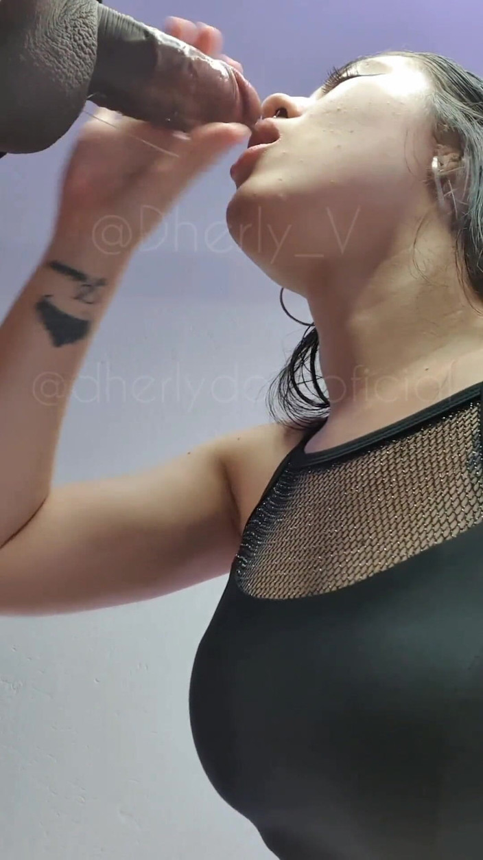 DherlyDoll: Den lilla slampan sväljer sperma efter att ha fått en...