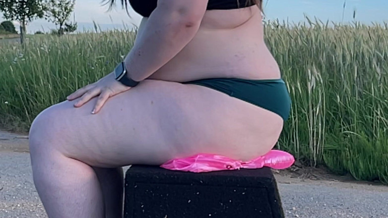 BeachBallsDuo: इनफ्लैटेबल समुद्र तट खिलौने हमारे 205 किलोग्राम के खिलाफ परीक्षण किया!