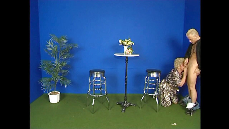 VintageXMovies: 熟女婊子一个接一个地上两根鸡巴