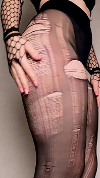 Pawg in zwarte nylons wiebelt Juicy's kont en geniet van het berijden van een ribbed dildo