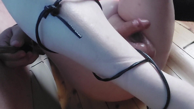 Kitty_Cross: Lår-hög retas, crossdresser glider händer över glittrande slick kropp