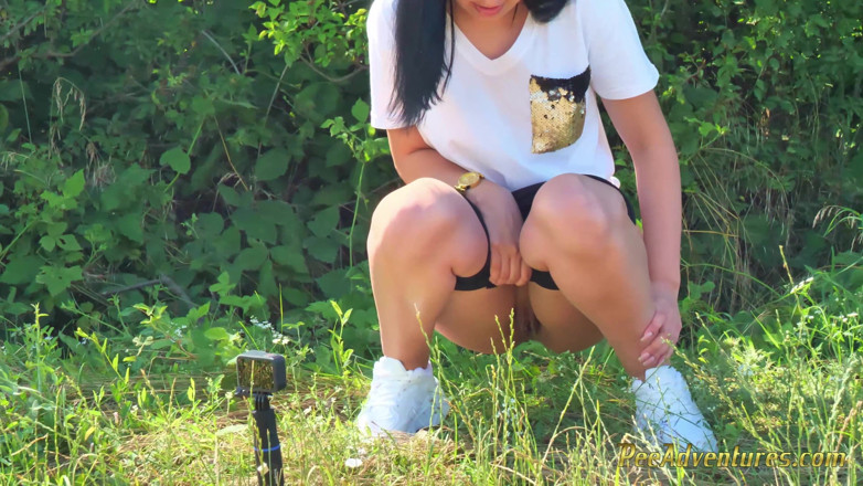 Pee Adventures: Brunetă sexy care încearcă din greu să-și golească vezica urinară afară,...