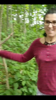 Cuando dos mujeres exploran el bosque