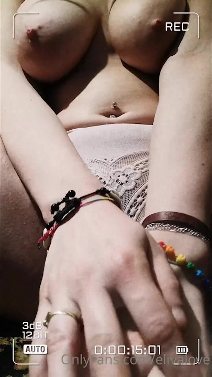 ElivaLove: Aku lagi asik muasin memek berbuluku dan toket besar alamiku