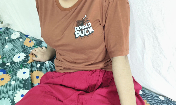 Jhonydy: 德西继妹在观看色情视频时被抓，然后我们交易后，如果我保守秘密，她会和我做爱