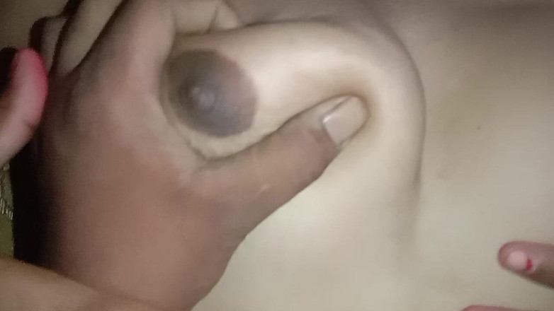 Bebi90xx: Scopa intensamente mentre si tiene la terra