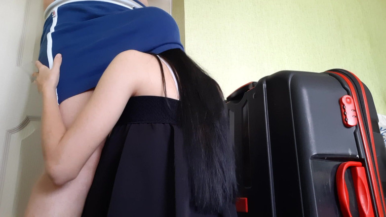 Lesbian-illusion: Mi hijastra cachonda se subió debajo de mi falda y...