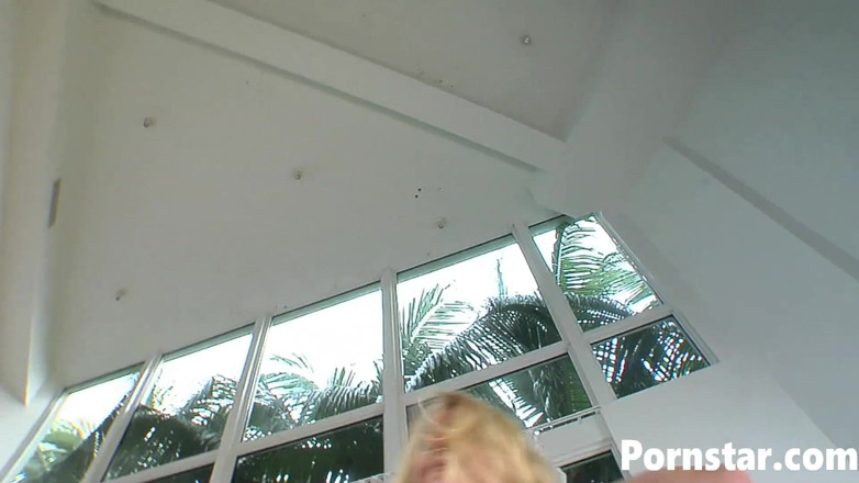 Pornstars: Busty hottie Robbye Bentley shakes her massive breasts