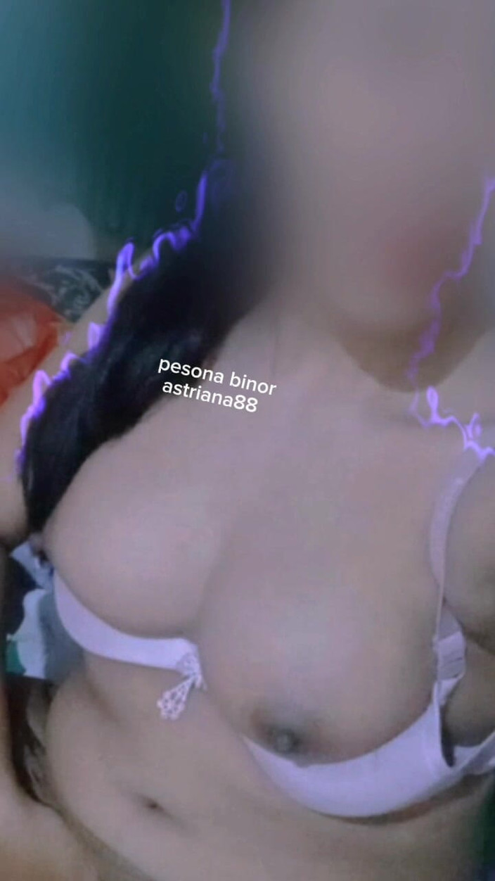 Astriana88: J.j. Herlina đang khoe hàng bự của cô ấy