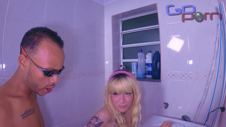 Go porn!: El Tío Viene Por Detrás Y Se Folla Al Bombón...