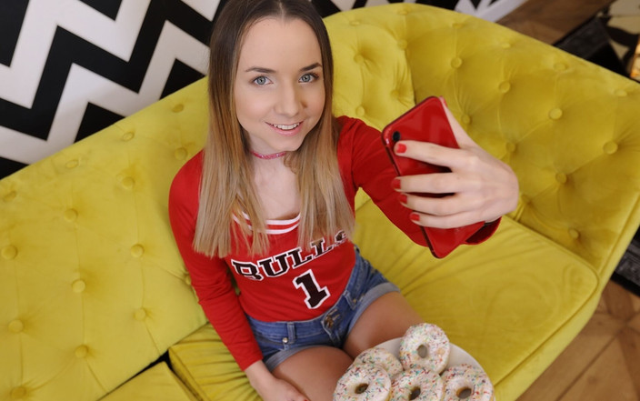 Virtual Taboo: Pemeriksaan adik tiri panas