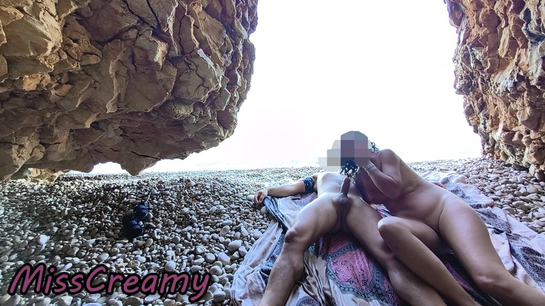 Miss Creamy: Свечу моей киской перед мужиком на публичном нудистском пляже, и он трахает меня и делает минет - Это очень рискованно - Misscreamy