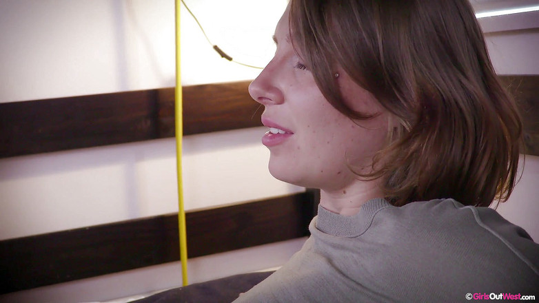 Girls Out West: Le brune arrapate Violet Russo e Kit Bauer si leccano...