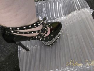 Mxtress Valleycat: Packaging popping in spiked fetish heels