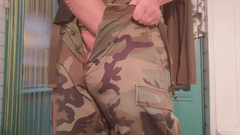 Monster_Meat_: Askeri pantolonla serbest top