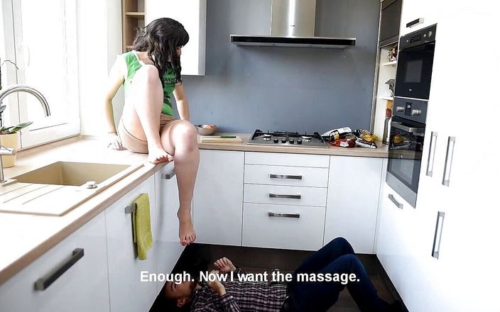 Czech Soles - foot fetish content: Une demi-sœur et ses pieds puants irrésistibles