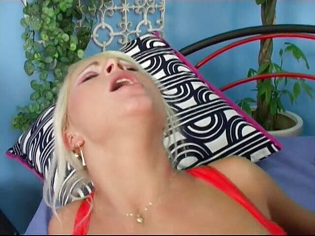 Yummy butts: Gagica blondă uriașă adoră sexul